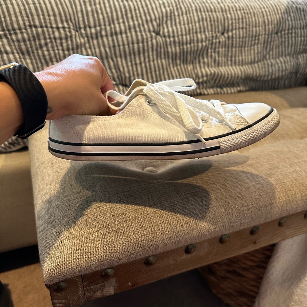 “Dainty” style low top Converse